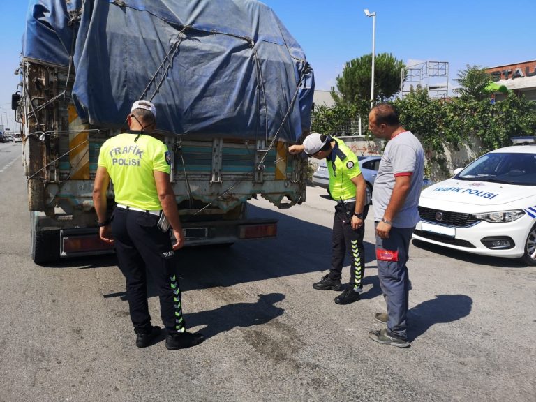 Polis, Kamu İşletme İzniyle Çalışan Araçları Denetlemeye Devam Ediyor