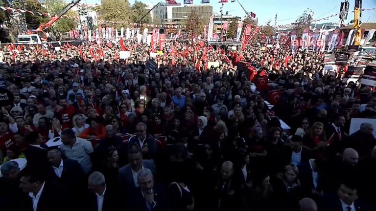 20 Günlük Bebeğin Hayatını Kaybetmesi Üzerine Meclis Önünde Saygı Duruşu ve Protesto