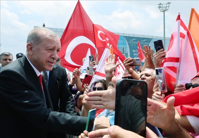 Erdoğan’dan TDT Zirvesi’nde Anlamlı Hediye: KKTC Bayrağını Taşıyan Hatıra Para